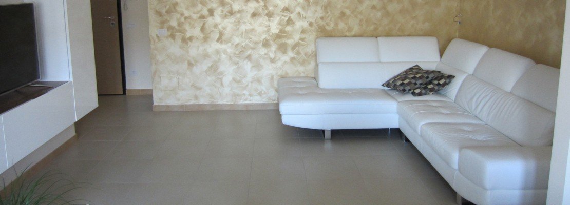 Come abbinare i colori in soggiorno: tre soluzioni a confronto ... Parete grigia che colore abbinare