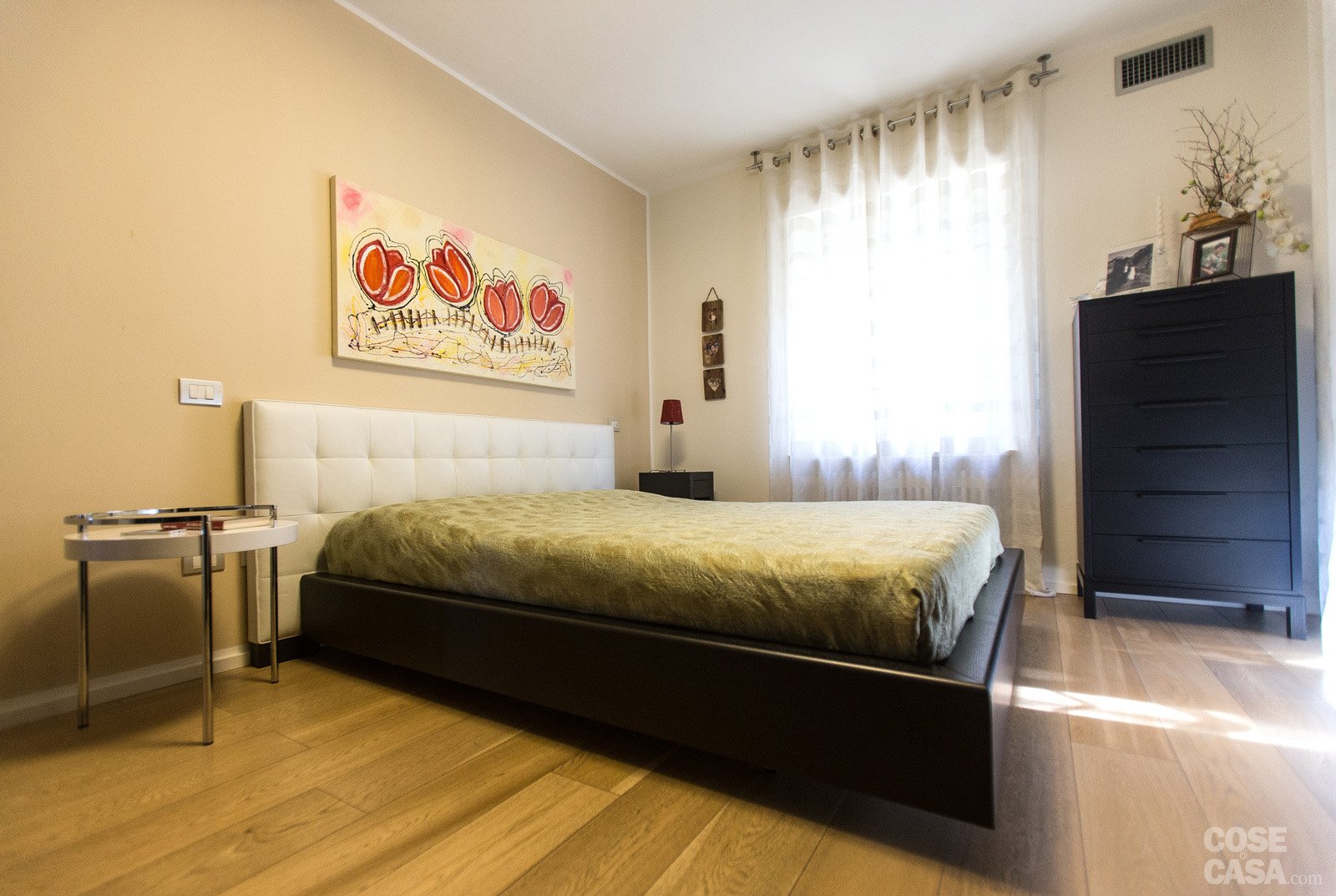 Colore pareti camera da letto pavimento scuro: comodini anch essi ...