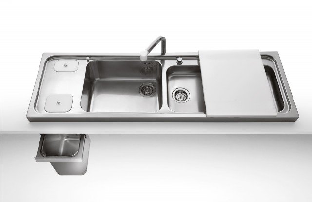 Il lavello serie Liberi in cucina di Alpes Inox è dotato di vasca profonda e di una da 8 cm, entrambe in acciaio inox. Il tagliere scorrevole è in polietilene bianco. Misura L 158 x P 50 cm. Iva esclusa prezzo 1.760 euro. www.alpesinox.com Il lavello serie Liberi in cucina di Alpes Inox è dotato di vasca profonda e di una da 8 cm, entrambe in acciaio inox. Il tagliere scorrevole è in polietilene bianco. Misura L 158 x P 50 cm. Iva esclusa prezzo 1.760 euro. www.alpesinox.com