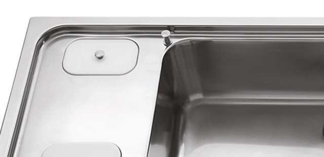 ACCIAIO INOX: È sempre molto diffuso in cucina per le sue proprietà di igienicità e resistenza agli urti, ma anche perché si abbina facilmente con gli altri materiali, legno e vetro temperato compresi. La più diffusa è la versione satinata, spesso con speciali trattamenti antimpronta che evitano la formazione di aloni in superficie. ACCIAIO INOX: È sempre molto diffuso in cucina per le sue proprietà di igienicità e resistenza agli urti, ma anche perché si abbina facilmente con gli altri materiali, legno e vetro temperato compresi. La più diffusa è la versione satinata, spesso con speciali trattamenti antimpronta che evitano la formazione di aloni in superficie.