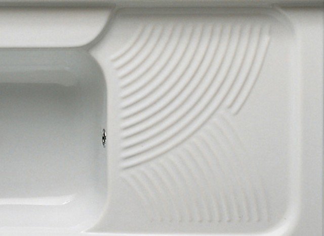 CERAMICA: Tradizionale e sempre molto attuale, è inserita sia nelle composizioni moderne (sta bene, per esempio, accostata al legno o al laminato dei piani lavoro) sia in quelle di gusto classico, magari completata da rubinetteria rétro. La ceramica si presta alla realizzazione di grandi lavelli da appoggio, tipo lavatoio, ma esistono anche soluzioni da incasso. Resistente e facile da pulire, il materiale in cucina ha in genere estetica bianca, ma esistono versioni colorate. CERAMICA: Tradizionale e sempre molto attuale, è inserita sia nelle composizioni moderne (sta bene, per esempio, accostata al legno o al laminato dei piani lavoro) sia in quelle di gusto classico, magari completata da rubinetteria rétro. La ceramica si presta alla realizzazione di grandi lavelli da appoggio, tipo lavatoio, ma esistono anche soluzioni da incasso. Resistente e facile da pulire, il materiale in cucina ha in genere estetica bianca, ma esistono versioni colorate.