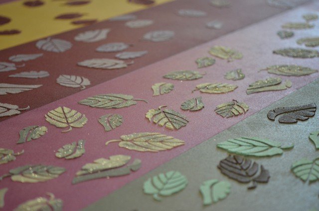 Le decorazioni a stencil Foglie StenDecor® di Litokol sono vendute in confezioni che contengono un bordo di formato 42 x 15 cm e tre decori singoli, da 21 x 15 cm, spessi 0,20 mm. Una confezione costa 62 euro. www.litokol.it Le decorazioni a stencil Foglie StenDecor® di Litokol sono vendute in confezioni che contengono un bordo di formato 42 x 15 cm e tre decori singoli, da 21 x 15 cm, spessi 0,20 mm. Una confezione costa 62 euro. www.litokol.it
