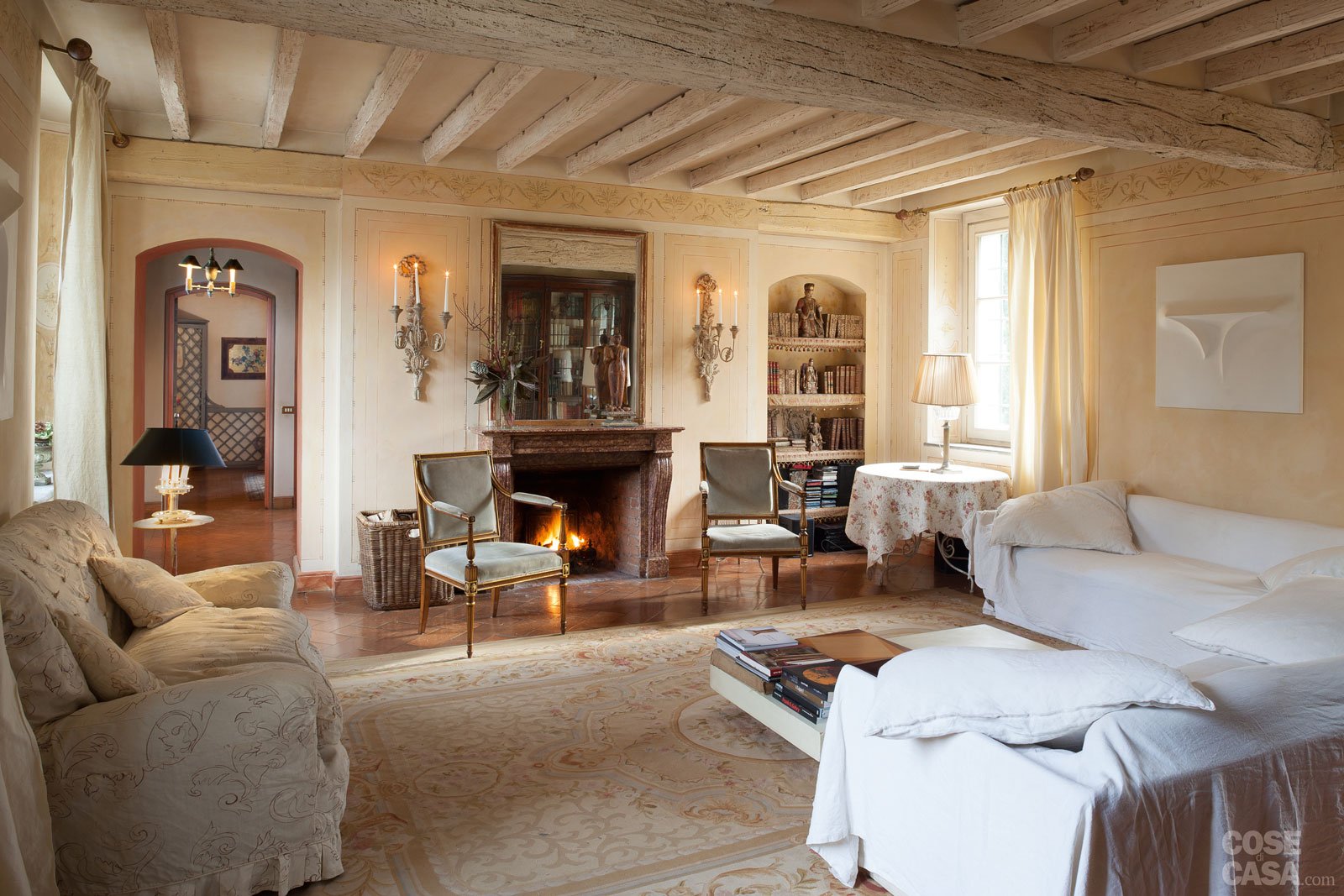Da cascina a casa chic con travi a vista e soffitti spioventi ... Soffitto disegno Colore