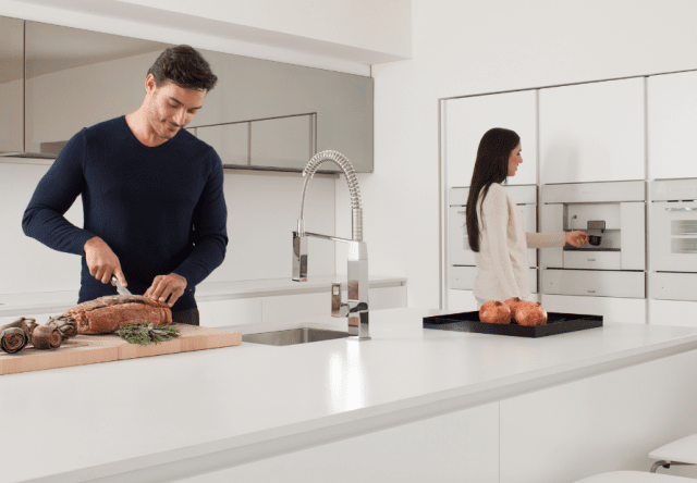 Il nuovo miscelatore da cucina Grohe Eurocube Professional di Grohe è caratterizzato da linee squadrate e decise, da uno stile “cubico” raffinato ed elegante, e dalla comoda doccetta professionale a due getti, che può essere ruotata di 360°. www.grohe.it Il nuovo miscelatore da cucina Grohe Eurocube Professional di Grohe è caratterizzato da linee squadrate e decise, da uno stile “cubico” raffinato ed elegante, e dalla comoda doccetta professionale a due getti, che può essere ruotata di 360°. www.grohe.it