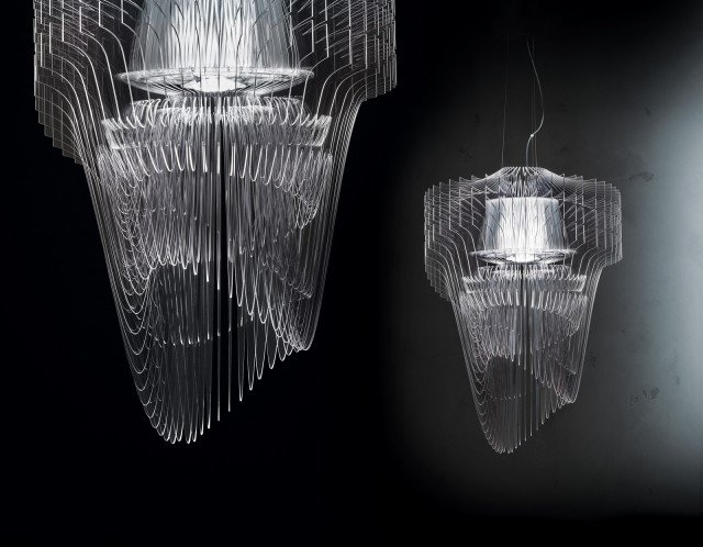 Quasi una nuvola di luce la sospensione Aria Transparent di Slamp (design Zaha Hadid), che sfrutta la luce dei led posizionati lungo l’asse longitudinale per far brillare cinquanta superfici trasparenti di Cristalflex® Lentiflex®. Un volume smaterializzato in tre possibili dimensioni (Ø 50/60/70 cm, H 75/90/115 cm), che prende consistenza e accende lo spazio di un’atmosfera vibrante. www.slamp.it Quasi una nuvola di luce la sospensione Aria Transparent di Slamp (design Zaha Hadid), che sfrutta la luce dei led posizionati lungo l’asse longitudinale per far brillare cinquanta superfici trasparenti di Cristalflex® Lentiflex®. Un volume smaterializzato in tre possibili dimensioni (Ø 50/60/70 cm, H 75/90/115 cm), che prende consistenza e accende lo spazio di un’atmosfera vibrante. www.slamp.it