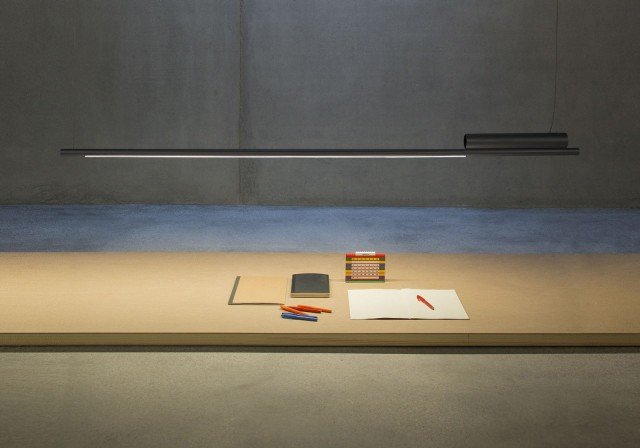 Slim Too nella versione long di Vertigo Bird (design Bevk Perović Arhitekti) è un apparecchio minimale e discreto perfetto da posizionare sopra a un piano di lavoro o al tavolo del soggiorno. Il lungo corpo di alluminio, disponibile nero, bianco, oro (ma anche in ulteriori tinte a richiesta), monta led a 3000 kelvin. H 148 cm x L 200 cm. www.vertigo-bird.com Slim Too nella versione long di Vertigo Bird (design Bevk Perović Arhitekti) è un apparecchio minimale e discreto perfetto da posizionare sopra a un piano di lavoro o al tavolo del soggiorno. Il lungo corpo di alluminio, disponibile nero, bianco, oro (ma anche in ulteriori tinte a richiesta), monta led a 3000 kelvin. H 148 cm x L 200 cm. www.vertigo-bird.com