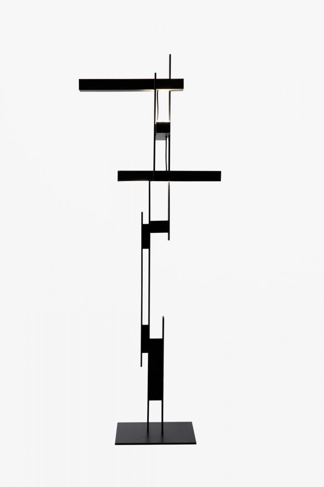 LAS di Oluce (design Mist-o) è una lampada da terra dalla geometria decisamente espressiva, ispirata alle grandi costruzioni metalliche di inizio Novecento. Il suo originale gioco di di luce diretta e indiretta è dato da corpi illuminanti a led che definiscono il profilo dell’apparecchio e nel contempo ritmano con la luce lo spazio circostante. La struttura portante è un piatto di alluminio spessorato lavorato al laser, mentre i riflettori di metallo hanno diffusori di polimetilmetacrilato trasparente satinato. H 175 x L 40/70 cm. www.oluce.com LAS di Oluce (design Mist-o) è una lampada da terra dalla geometria decisamente espressiva, ispirata alle grandi costruzioni metalliche di inizio Novecento. Il suo originale gioco di di luce diretta e indiretta è dato da corpi illuminanti a led che definiscono il profilo dell’apparecchio e nel contempo ritmano con la luce lo spazio circostante. La struttura portante è un piatto di alluminio spessorato lavorato al laser, mentre i riflettori di metallo hanno diffusori di polimetilmetacrilato trasparente satinato. H 175 x L 40/70 cm. www.oluce.com