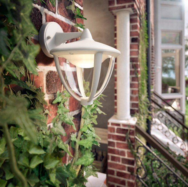 Robin di Philips è una gamma pensata per l’illuminazione di giardini e terrazzi: la forma tradizionale della lanterna integra però led a luce bianca calda che garantiscono un’atmosfera accogliente e soprattutto possono rimanere accesi tutta la notte senza far lievitare i consumi elettrici. Resistente all’acqua, l’applique ha struttura di alluminio e materiale sintetico ed è disponibile anche nera. www.philips.it Robin di Philips è una gamma pensata per l’illuminazione di giardini e terrazzi: la forma tradizionale della lanterna integra però led a luce bianca calda che garantiscono un’atmosfera accogliente e soprattutto possono rimanere accesi tutta la notte senza far lievitare i consumi elettrici. Resistente all’acqua, l’applique ha struttura di alluminio e materiale sintetico ed è disponibile anche nera. www.philips.it