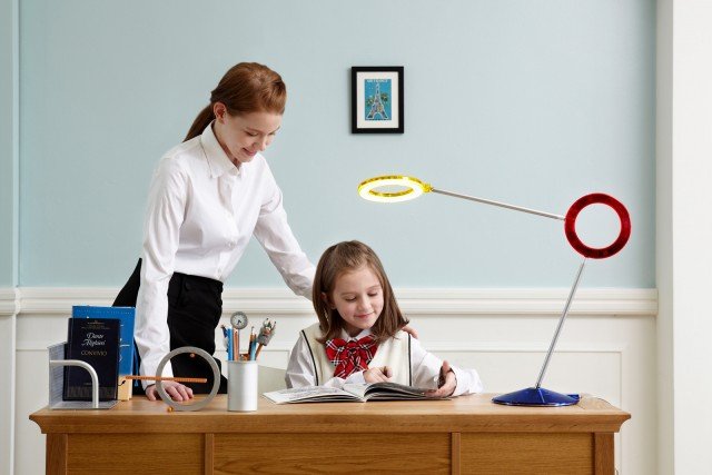 Amuleto di Ramun (design Alessandro Mendini) è una lampada da tavolo a led pensata appositamente per i bambini: mix di colori a scelta, testa ad anello che riduce al minimo l’ombra, fornendo massima protezione agli occhi e nel contempo illuminazione ottimale, struttura leggera senza fili che può essere spostata con il semplice tocco delle dita, 51 livelli possibili di luminosità, fonte che non produce raggi ultravioletti e infrarossi, senza sfarfallii o surriscaldamento. L’energia necessaria all’accensione dei led è pari a un quinto di quella delle luci tradizionali e considerando un utilizzo medio di sei ore al giorno la durata è pari a vent’anni. L/P 63,1/50,3 x H 50,3/40 cm, Ø testa 15,1/12,1 cm. www.ramun.com Amuleto di Ramun (design Alessandro Mendini) è una lampada da tavolo a led pensata appositamente per i bambini: mix di colori a scelta, testa ad anello che riduce al minimo l’ombra, fornendo massima protezione agli occhi e nel contempo illuminazione ottimale, struttura leggera senza fili che può essere spostata con il semplice tocco delle dita, 51 livelli possibili di luminosità, fonte che non produce raggi ultravioletti e infrarossi, senza sfarfallii o surriscaldamento. L’energia necessaria all’accensione dei led è pari a un quinto di quella delle luci tradizionali e considerando un utilizzo medio di sei ore al giorno la durata è pari a vent’anni. L/P 63,1/50,3 x H 50,3/40 cm, Ø testa 15,1/12,1 cm. www.ramun.com