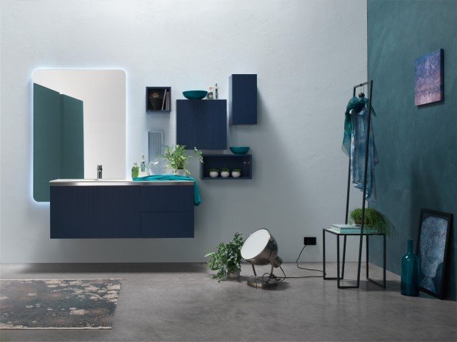 La composizione ARC 1506010 e.Gò 48 di Arcom, che misura L 161 x P 51 cm., ha finitura Frassino Petrolio e top in teknoril bianco opaco, con lavabo integrato ovale piccolo e specchiera Hendrick’s. La composizione ARC 1506010 e.Gò 48 di Arcom, che misura L 161 x P 51 cm., ha finitura Frassino Petrolio e top in teknoril bianco opaco, con lavabo integrato ovale piccolo e specchiera Hendrick’s.