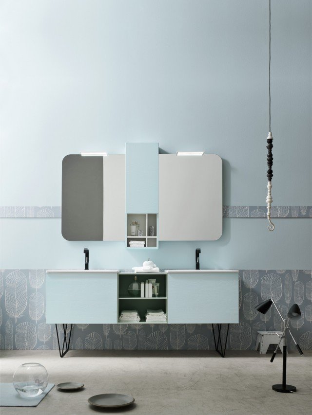 Doppio lavabo consolle Drop 71 di Arcom in ceramica e specchiere Half con faretti Spark per la composizione ARC 1506054 e.Ly 59 finitura Sherwood Fiordaliso con particolari laccato opaco Thè Verde. Misura L190 x P 51 cm. Doppio lavabo consolle Drop 71 di Arcom in ceramica e specchiere Half con faretti Spark per la composizione ARC 1506054 e.Ly 59 finitura Sherwood Fiordaliso con particolari laccato opaco Thè Verde. Misura L190 x P 51 cm.