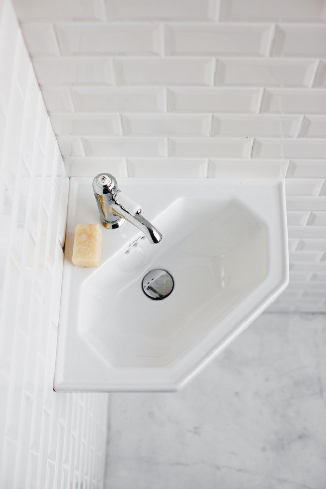 È monoforo il lavamani sospeso angolare di Burlington con bacino dalla forma ottagonale. Con troppopieno, è realizzato in ceramica bianca. Misura L 59,8 x P 45,2 x H 19,5 cm. Prezzo, Iva esclusa, 302 euro. Distribuito da Regia: www.regia.it È monoforo il lavamani sospeso angolare di Burlington con bacino dalla forma ottagonale. Con troppopieno, è realizzato in ceramica bianca. Misura L 59,8 x P 45,2 x H 19,5 cm. Prezzo, Iva esclusa, 302 euro. Distribuito da Regia: www.regia.it