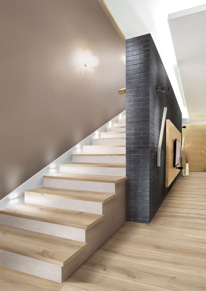 Riproduce le imperfette scanalature delle briccole veneziane la collezione Bricola di Ceramica Rondine in gres porcellanato. Disponibile nei colori bianco, miele, rovere, grigio chiaro e scuro, è corredata di pezzi speciali per il gradino nel formato L 30 x P 120 cm per realizzare scale. Misura L 20 o 30 x P 120 cm. Prezzo al mq 59,70 euro. www.ceramicarondine.it/it/collezioni/