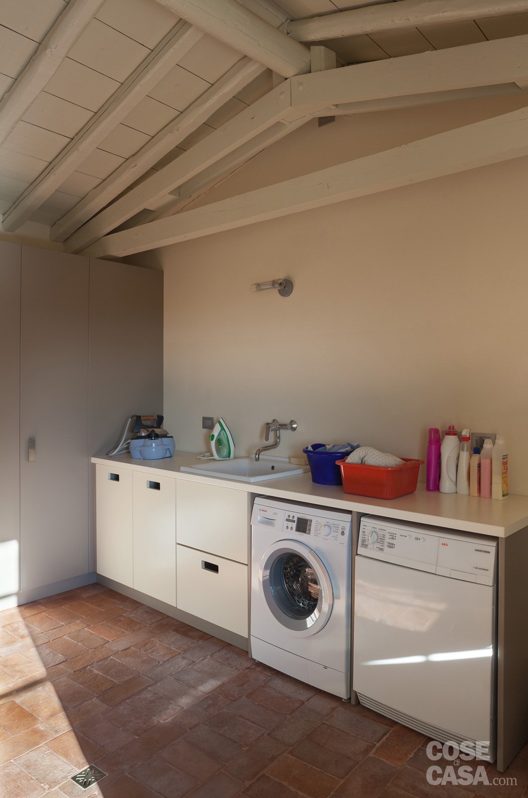 Una casa con ambienti moderni a sfondo rustico cose di casa Kitchen veranda creativo