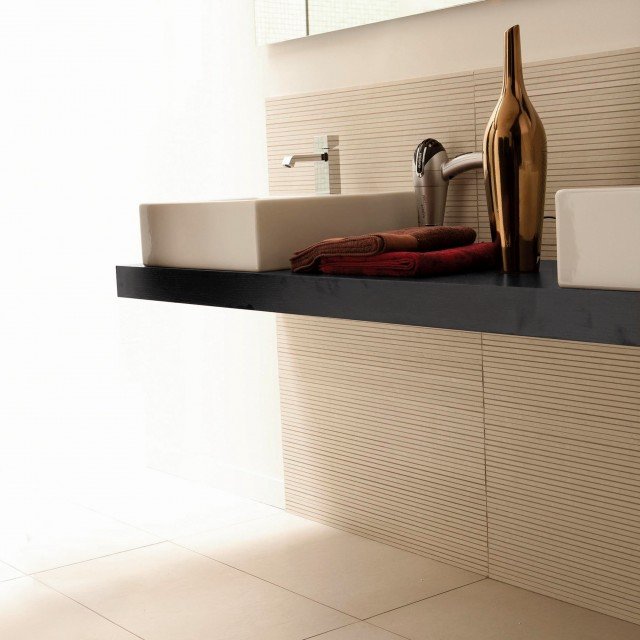 Ha effetto metallo il top per lavabo d’appoggio Forma di Leroy Merlin in colore anticato realizzato in truciolare idrofugo. Misura L 150 x P 50 x H 4 cm. Prezzo 129 euro. www.leroymerlin.it Ha effetto metallo il top per lavabo d’appoggio Forma di Leroy Merlin in colore anticato realizzato in truciolare idrofugo. Misura L 150 x P 50 x H 4 cm. Prezzo 129 euro. www.leroymerlin.it