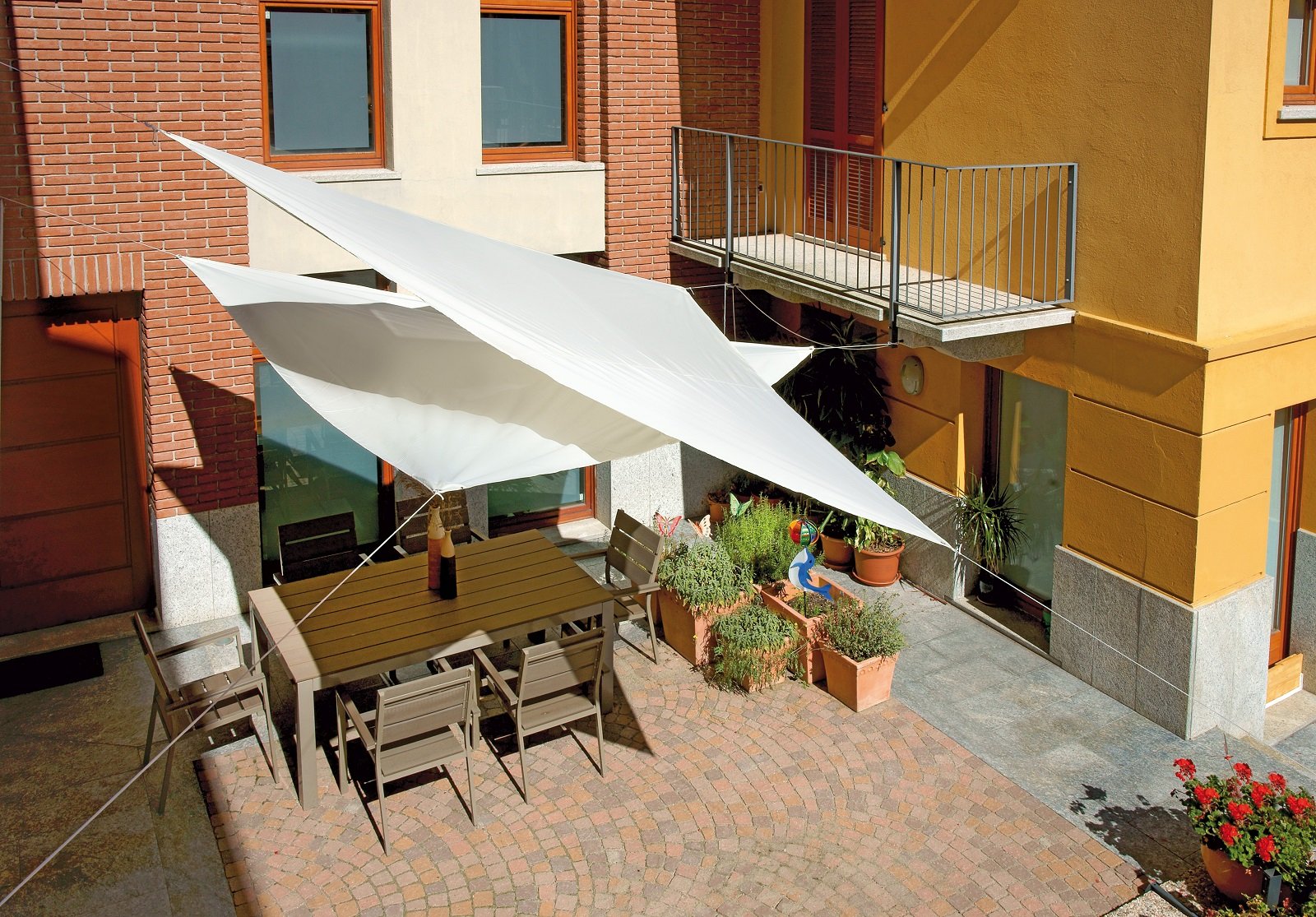 Tende da sole: per una casa che si amplia all'esterno cose di casa