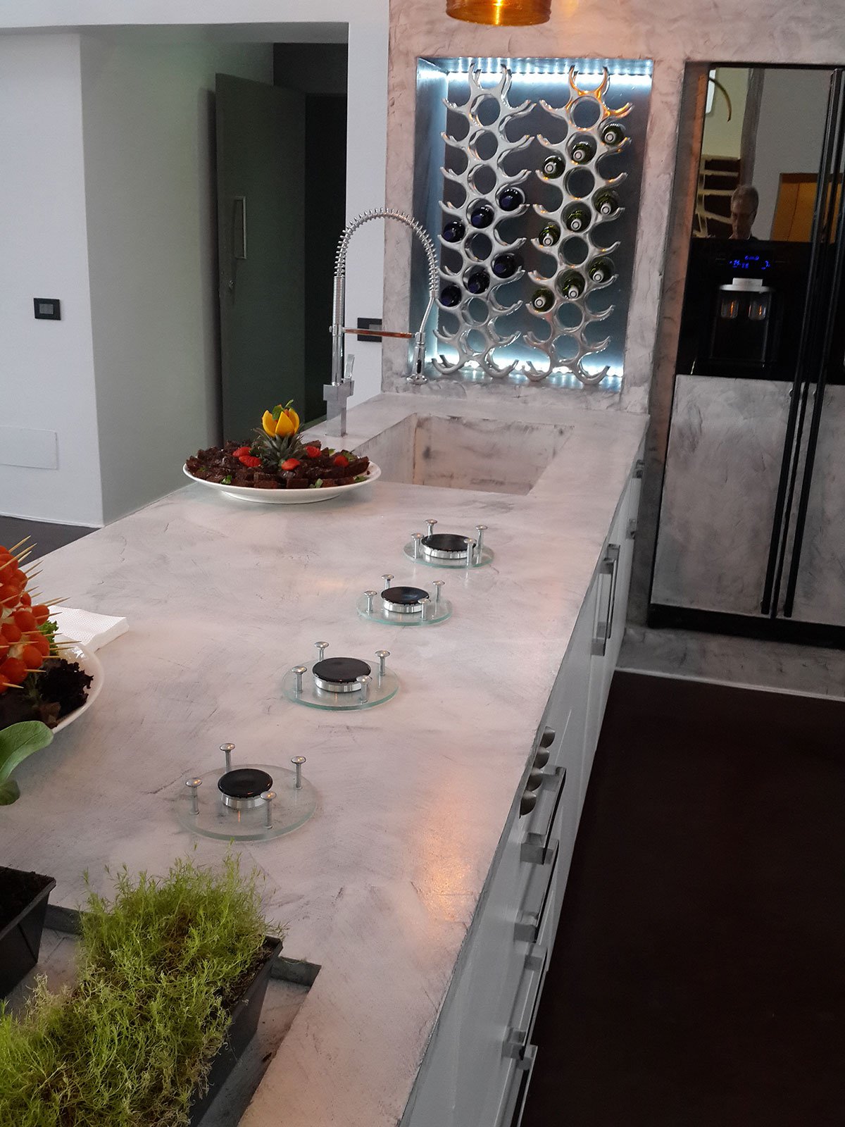 Resina: rivestimenti per pavimenti, pareti, piani di lavoro e ...