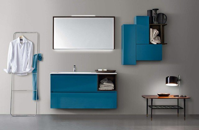 Ral 5009 in finitura laccato lucido e rovere cacao per questa versione colorata, mentre il piano – con vasca integrata – è in Ocritec bianco lucido. Dimensioni: larghezza 120 cm, profondità 51,5 cm. Ral 5009 in finitura laccato lucido e rovere cacao per questa versione colorata, mentre il piano – con vasca integrata – è in Ocritec bianco lucido. Dimensioni: larghezza 120 cm, profondità 51,5 cm.