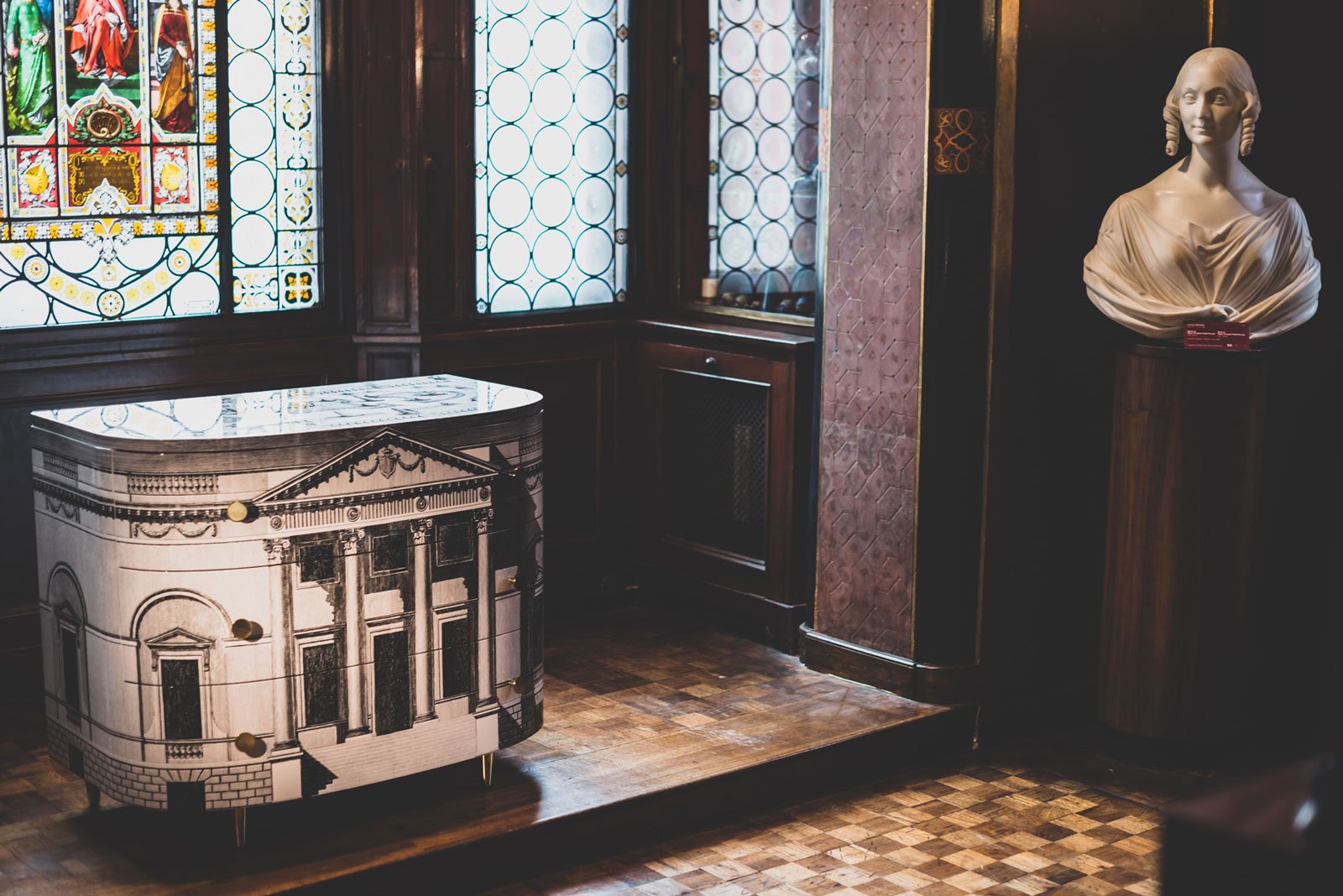  the com & # XF2; Palladian Fornasetti the 1951 part of the permanent collection Poldi Pezzoli. the exhibition ALMOST SECRETS runs along the & # x2019; entire exhibition, where the works fit harmoniously alongside the already cabinets and chests & # xE0; present in the house museum. 