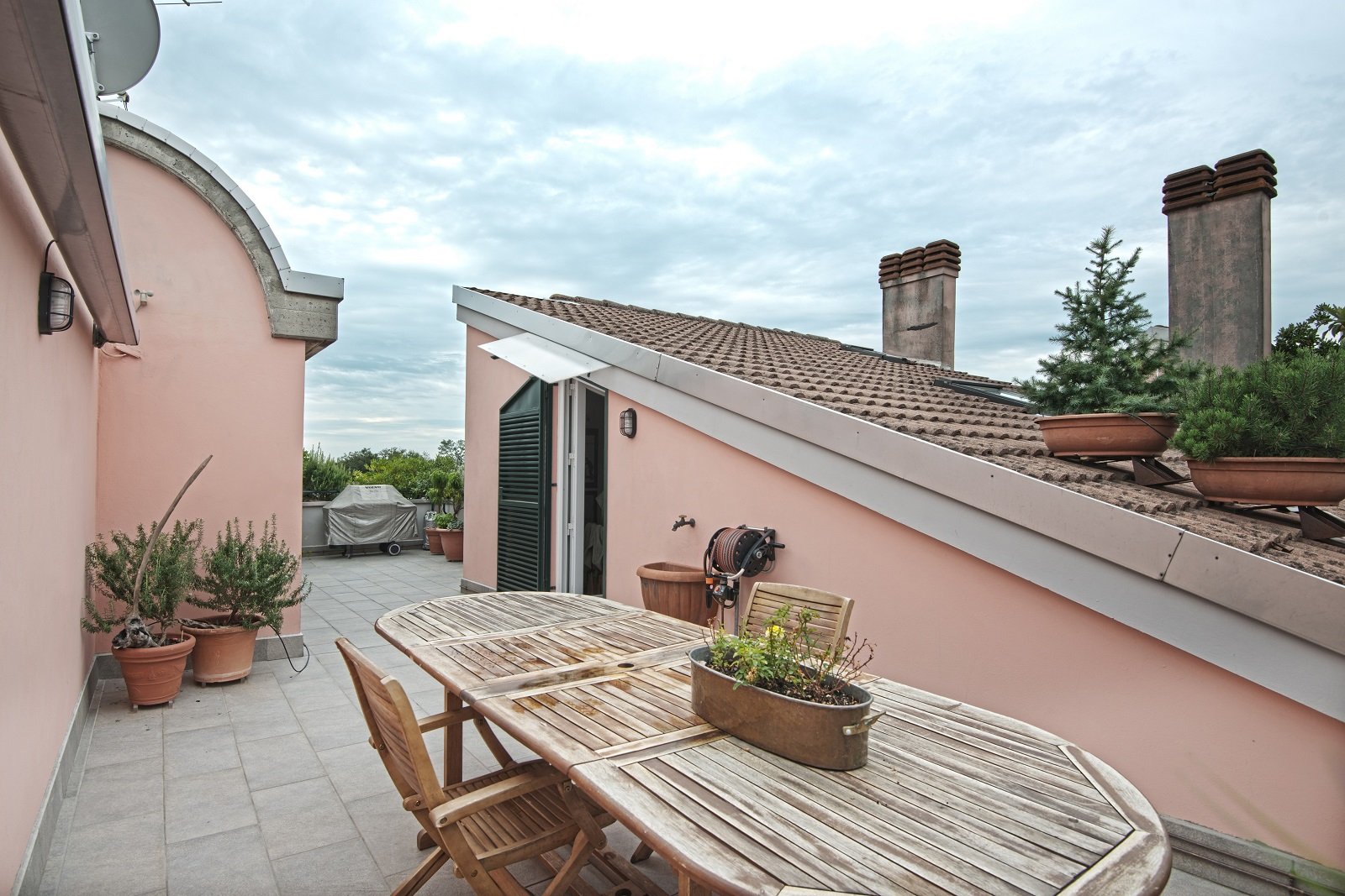 Pareti e soffitto bianchi per un effetto di maggiore ampiezza e ... Antica terrazza vetrata
