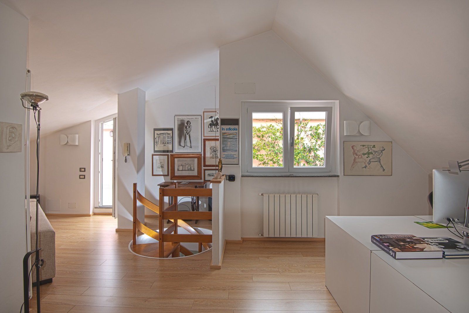 Pareti e soffitto bianchi per un effetto di maggiore ampiezza e ...
