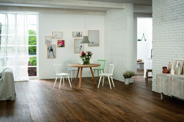 Treverktrend, nuova collezione Marazzi, effetto legno presenta una duplice espressione estetica: quella più tradizionale, reinterpretazione del rovere con venature e nodi a contrasto che animano la superficie in maniera naturale, e quella più contemporanea dal look minimale che trae ispirazione dall’essenza del larice. Treverktrend, nuova collezione Marazzi, effetto legno presenta una duplice espressione estetica: quella più tradizionale, reinterpretazione del rovere con venature e nodi a contrasto che animano la superficie in maniera naturale, e quella più contemporanea dal look minimale che trae ispirazione dall’essenza del larice.