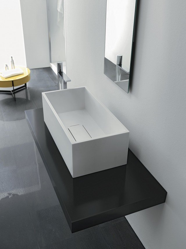 Ha forma squadrata il lavabo Deep della collezione Medioplan® di Ponte Giulio realizzato in Corian® con giunzioni invisibili. Misura L 70 x P 35 x H 23 cm. Prezzo, Iva esclusa, 1800 euro. www.pontegiulio.it Ha forma squadrata il lavabo Deep della collezione Medioplan® di Ponte Giulio realizzato in Corian® con giunzioni invisibili. Misura L 70 x P 35 x H 23 cm. Prezzo, Iva esclusa, 1800 euro. www.pontegiulio.it