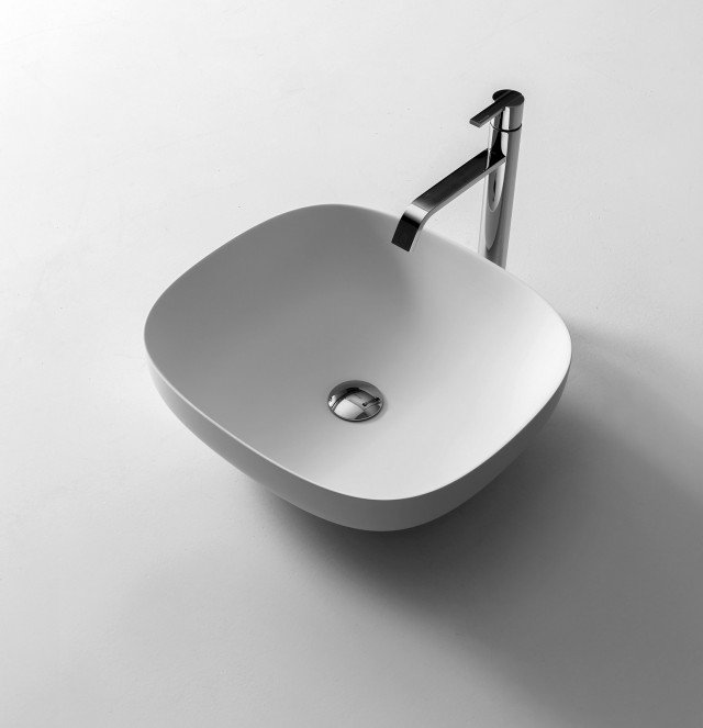 È realizzato in Flumood il lavabo da appoggio di forma ovale Ago di Antonio Lupi. Misura L 50 x P 45 x H 15 cm. Prezzo su richiesta. www.antoniolupi.it È realizzato in Flumood il lavabo da appoggio di forma ovale Ago di Antonio Lupi. Misura L 50 x P 45 x H 15 cm. Prezzo su richiesta. www.antoniolupi.it