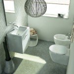 Mini bagno con lavabo Connect Space da 55 cm montato su mobile sottolavabo; sanitari sospesi Connect Space. Miscelatori Mara.