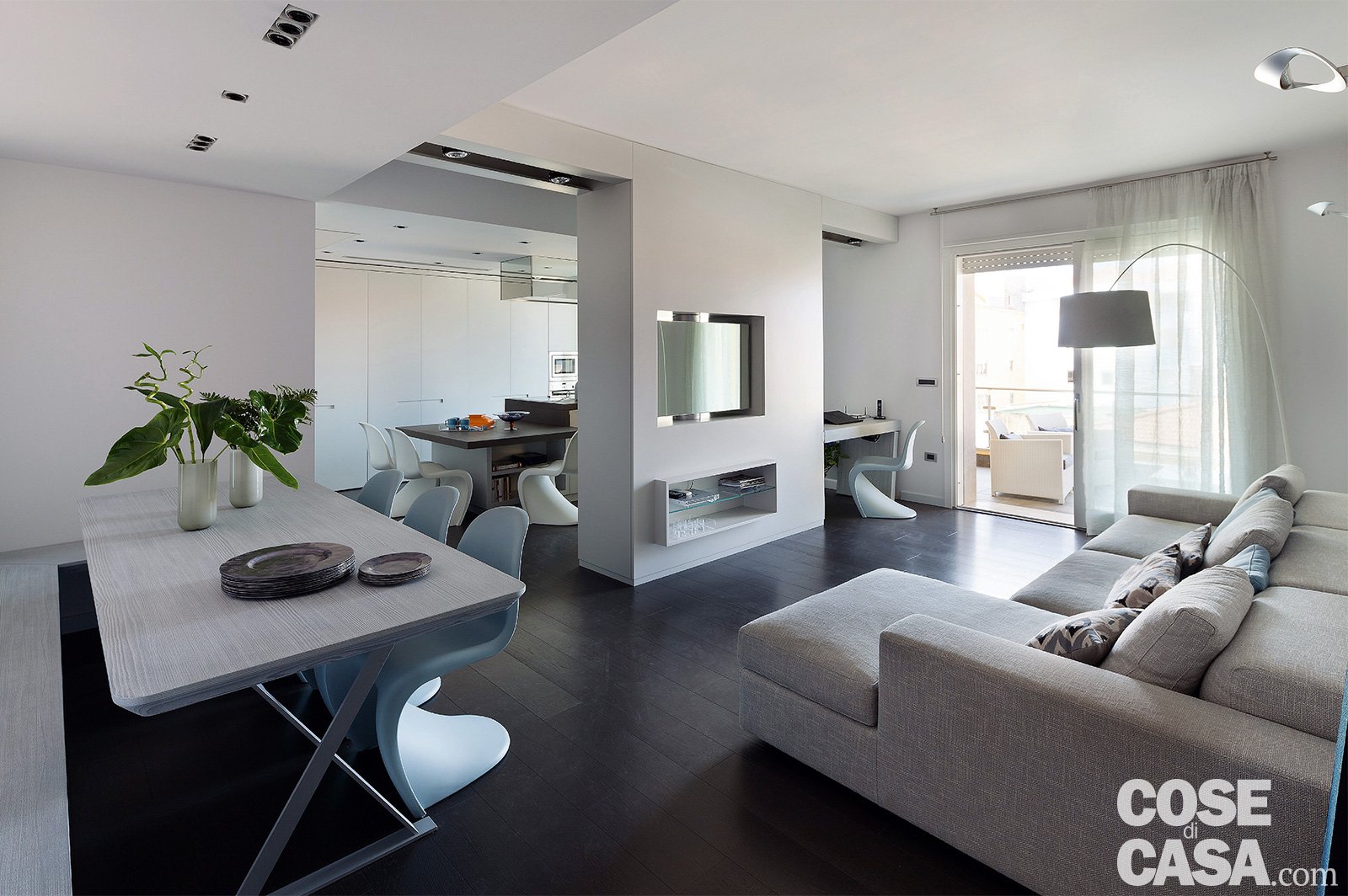 75 mq: una casa con geometrie in bianco e nero cose di casa Soggiorni con tavolo nero