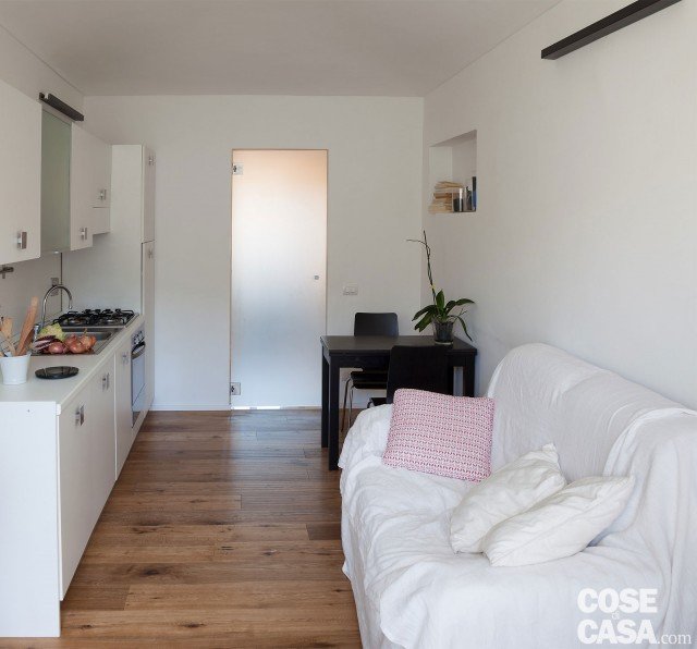 Il lay-out interno del secondo appartamento non differisce di molto dal primo. L’ingresso si apre su un locale lungo stretto: cucina da una parte, angolo pranzo e divano sul lato opposto. Il lay-out interno del secondo appartamento non differisce di molto dal primo. L’ingresso si apre su un locale lungo stretto: cucina da una parte, angolo pranzo e divano sul lato opposto.