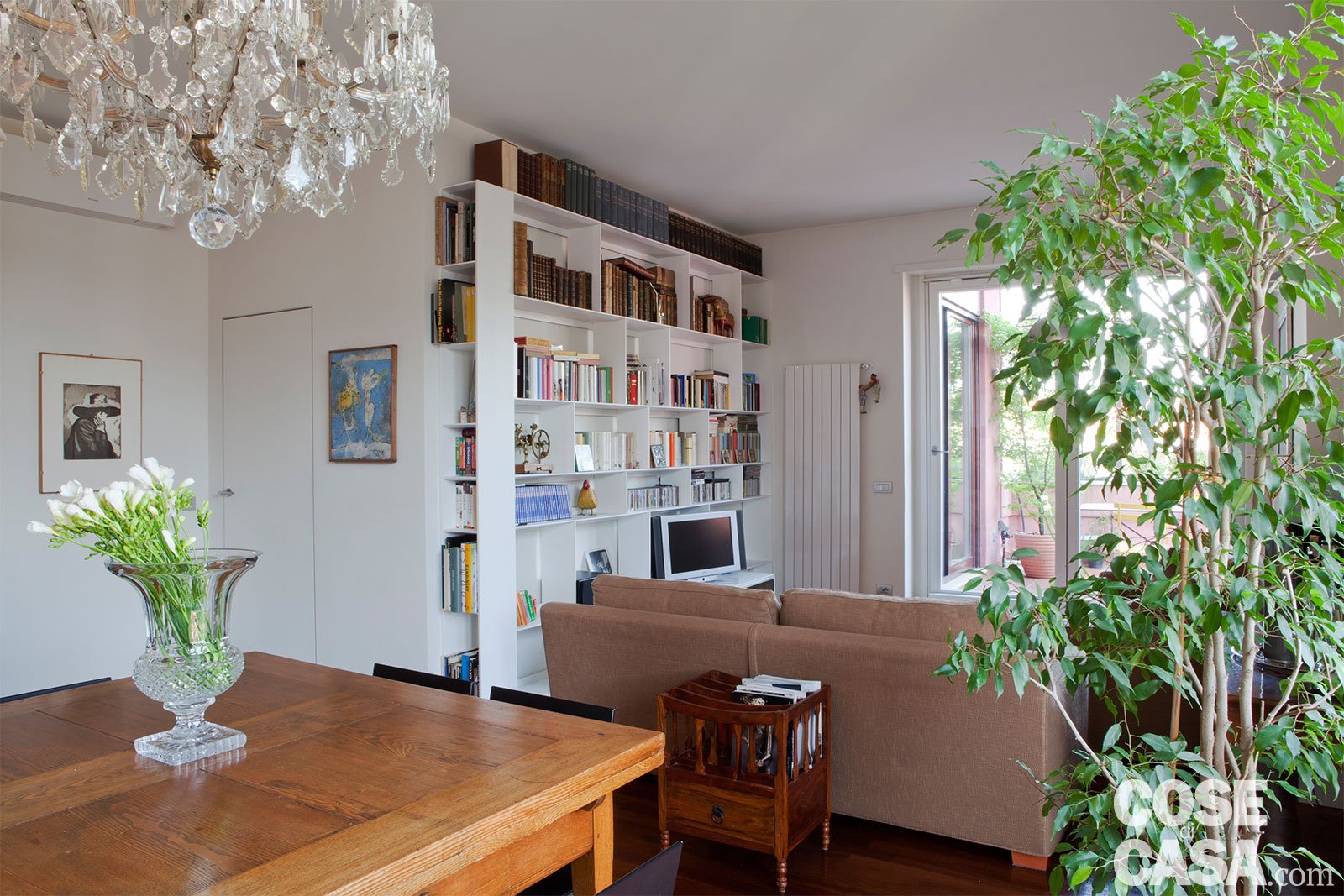 Classico più contemporaneo per l'attico di charme cose di casa Tavolo pranzo rotondo kartell