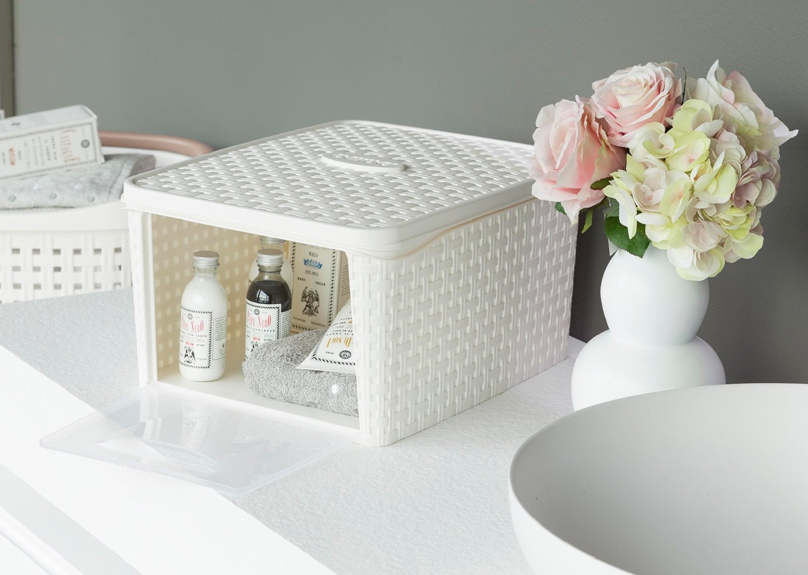 Bagno, tutto in ordine con i piccoli contenitori cose di casa