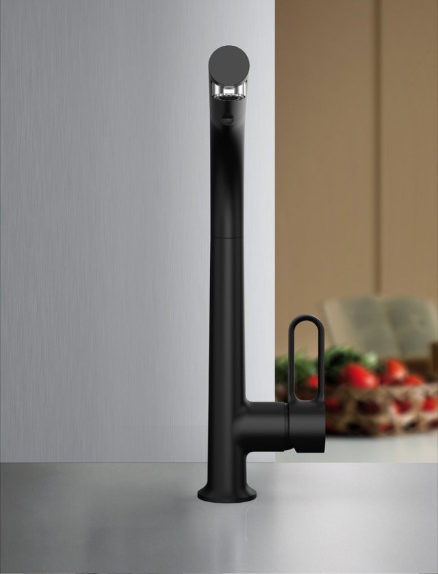 Skinny è il nuovo miscelatore, disegnato da Meneghello e Paolelli Associati, appartenente alla Divisione FIMA Kitchen. Nella foto è proposto in finitura nero opaco. Skinny si caratterizza per uno stile minimal che combina design contemporaneo, innovazione e massima funzionalità al servizio del quotidiano. Sua peculiarità è infatti il suo corpo affusolato che si slancia elegantemente per 220 mm, collegando dolcemente il diametro della canna con la basetta integrata. Skinny è il nuovo miscelatore, disegnato da Meneghello e Paolelli Associati, appartenente alla Divisione FIMA Kitchen. Nella foto è proposto in finitura nero opaco. Skinny si caratterizza per uno stile minimal che combina design contemporaneo, innovazione e massima funzionalità al servizio del quotidiano. Sua peculiarità è infatti il suo corpo affusolato che si slancia elegantemente per 220 mm, collegando dolcemente il diametro della canna con la basetta integrata.