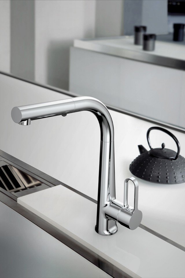 Il nuovo miscelatore Skinny della divisione FIMA Kitchen, disegnato da Meneghello e Paolelli Associati, nella foto è proposto in finitura cromo. Skinny si caratterizza per uno stile minimal che combina design contemporaneo, innovazione e massima funzionalità al servizio del quotidiano. Sua peculiarità è infatti il suo corpo affusolato che si slancia elegantemente per 220 mm, collegando dolcemente il diametro della canna con la basetta integrata. Il nuovo miscelatore Skinny della divisione FIMA Kitchen, disegnato da Meneghello e Paolelli Associati, nella foto è proposto in finitura cromo. Skinny si caratterizza per uno stile minimal che combina design contemporaneo, innovazione e massima funzionalità al servizio del quotidiano. Sua peculiarità è infatti il suo corpo affusolato che si slancia elegantemente per 220 mm, collegando dolcemente il diametro della canna con la basetta integrata.