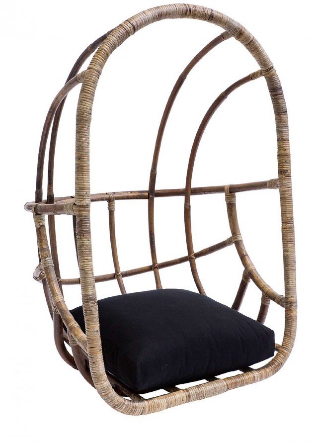 La poltrona da appendere Uovo di Novità Home in rattan naturale è resa più confortevole dal cuscino in cotone. Misura L 76 x P 76 x H 120 cm e costa 324 euro. www.novitahome.com La poltrona da appendere Uovo di Novità Home in rattan naturale è resa più confortevole dal cuscino in cotone. Misura L 76 x P 76 x H 120 cm e costa 324 euro. www.novitahome.com