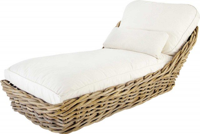 Il lettino Saint-Tropez di Maisons du Monde in rattan naturale intrecciato è corredato di un materasso e di un cuscino poggiareni imbottiti e rivestiti in tessuto sfoderabile idrorepellente; misura L 183 x P 94 x h 65 cm e costa 499,90 euro. www.maisondumonde.com Il lettino Saint-Tropez di Maisons du Monde in rattan naturale intrecciato è corredato di un materasso e di un cuscino poggiareni imbottiti e rivestiti in tessuto sfoderabile idrorepellente; misura L 183 x P 94 x h 65 cm e costa 499,90 euro. www.maisondumonde.com