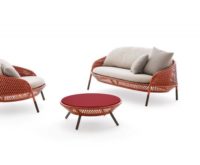 Della coll. Ahnda di Dedon il divano (a breve in produzione) e il tavolino sono realizzati con particolari corde Dedon® intrecciate a mano; il tavolino misura Ø 82 x H 31 cm e costa 1.070 euro. www.dedon.de/it/ Della coll. Ahnda di Dedon il divano (a breve in produzione) e il tavolino sono realizzati con particolari corde Dedon® intrecciate a mano; il tavolino misura Ø 82 x H 31 cm e costa 1.070 euro. www.dedon.de/it/
