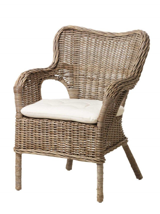 Realizzata a mano, in rattan trattato con mordente trasparente, la poltrona Byholma di Ikea, impilabile, misura L 72 x P 68 x H 92 cm e, compreso il cuscino Marieberg costa 89,99 euro. www.ikea.it Realizzata a mano, in rattan trattato con mordente trasparente, la poltrona Byholma di Ikea, impilabile, misura L 72 x P 68 x H 92 cm e, compreso il cuscino Marieberg costa 89,99 euro. www.ikea.it