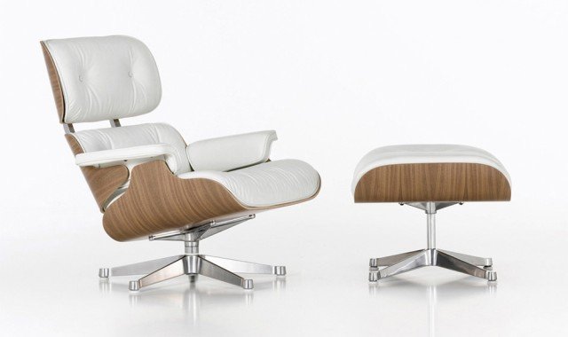 Lounge Chair & Ottoman Anno: 1956 Design: Charles & Ray Eames Produttore: Vitra • Il design di quest’icona anni ’50 nasce come variante moderna delle poltrone dei club inglesi. La chaise-longue, completa di poggiapiedi, viene proposta in tante finiture, ma la più diffusa resta quella in pelle; la scocca di schienale e seduta è in legno. Lounge Chair & Ottoman Anno: 1956 Design: Charles & Ray Eames Produttore: Vitra • Il design di quest’icona anni ’50 nasce come variante moderna delle poltrone dei club inglesi. La chaise-longue, completa di poggiapiedi, viene proposta in tante finiture, ma la più diffusa resta quella in pelle; la scocca di schienale e seduta è in legno.