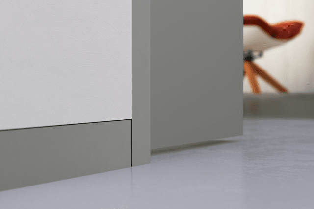 ECLISSE Shodō battiscopa si installa predisponendo l’incavo e collocando gli appositi profili in alluminio in fase di costruzione della parete, prima di eseguire l’intonacatura o il fissaggio delle lastre di cartongesso e la posa del pavimento. ECLISSE Shodō battiscopa si installa predisponendo l’incavo e collocando gli appositi profili in alluminio in fase di costruzione della parete, prima di eseguire l’intonacatura o il fissaggio delle lastre di cartongesso e la posa del pavimento.