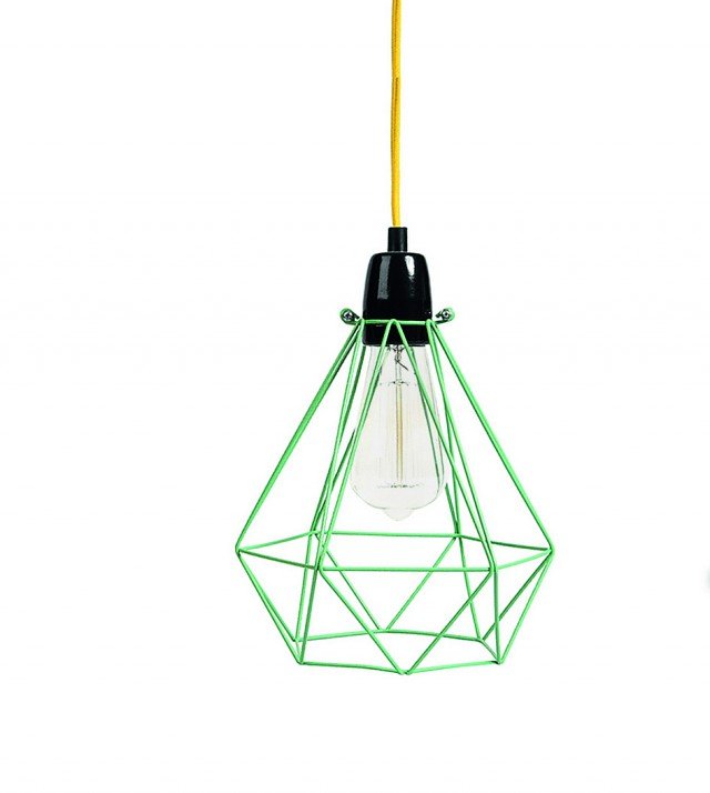 Il paralume metallico di Diamond 1 di FilamentStyle lascia a vista la particolare lampadina con filamenti inclusa.
Misura L 28 x
P 18 x H 18 cm. € 79* Il paralume metallico di Diamond 1 di FilamentStyle lascia a vista la particolare lampadina con filamenti inclusa.
Misura L 28 x
P 18 x H 18 cm. € 79*
