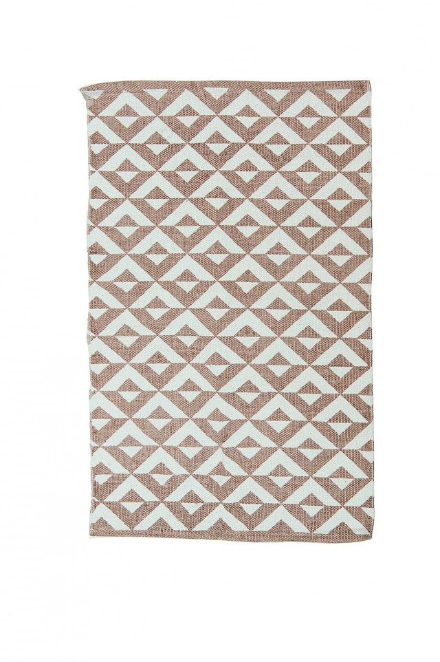 Geometrie in bianco e beige decorano il tappeto Rubkat di Novità Home in cotone stampato. Misura 120 x 180 cm. € 51 Geometrie in bianco e beige decorano il tappeto Rubkat di Novità Home in cotone stampato. Misura 120 x 180 cm. € 51
