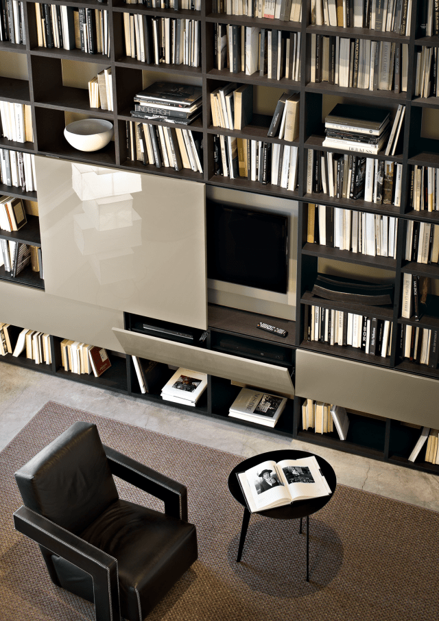 La libreria è perfetta anche per ospitare la tecnologia di casa, come questa composizione Selecta di Officinadesign Lema che ha un ampio vano integrato per la televisione e gli apparecchi complementari. L’abbinamento di spazi a giorno (con fondo color Avio) e chiusi, ante di spessore normale e maxi (4 cm anziché 2), finitura lucida Alga e opaca Fango, dà dinamismo all’insieme offrendo uno spazio perfetto ed elegante. La libreria è perfetta anche per ospitare la tecnologia di casa, come questa composizione Selecta di Officinadesign Lema che ha un ampio vano integrato per la televisione e gli apparecchi complementari. L’abbinamento di spazi a giorno (con fondo color Avio) e chiusi, ante di spessore normale e maxi (4 cm anziché 2), finitura lucida Alga e opaca Fango, dà dinamismo all’insieme offrendo uno spazio perfetto ed elegante.