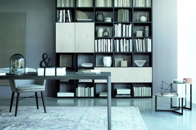 Adatta a organizzare al meglio anche lo spazio dedicato al lavoro o allo studio, la libreria Selecta può essere declinata nell’ampia gamma di finiture Lema che include la nuova superficie Argilla, caratterizzata da un materico effetto spatolato che ne esalta la profondità e la gradevolezza alla vista e al tatto. Disponibile in quattro varianti cromatiche – Creta (nell’immagine abbinata a una struttura rovere Carbone), Polvere, Ardesia, Sabbia – rende l’insieme particolarmente naturale. Adatta a organizzare al meglio anche lo spazio dedicato al lavoro o allo studio, la libreria Selecta può essere declinata nell’ampia gamma di finiture Lema che include la nuova superficie Argilla, caratterizzata da un materico effetto spatolato che ne esalta la profondità e la gradevolezza alla vista e al tatto. Disponibile in quattro varianti cromatiche – Creta (nell’immagine abbinata a una struttura rovere Carbone), Polvere, Ardesia, Sabbia – rende l’insieme particolarmente naturale.