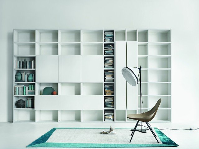 Una composizione Selecta funziona perfettamente come parete attrezzata per la zona pranzo: i vani chiusi hanno infatti diverse profondità e sono studiati per offrire un contenimento ottimale. Il volume orizzontale aggettante ha l’anta a ribalta con apertura a cavetto in acciaio e illuminazione che si accende all’apertura. Una soluzione esteticamente gradevole e leggera, grazie alla struttura in bianco opaco con le ante bianco lucido. Una composizione Selecta funziona perfettamente come parete attrezzata per la zona pranzo: i vani chiusi hanno infatti diverse profondità e sono studiati per offrire un contenimento ottimale. Il volume orizzontale aggettante ha l’anta a ribalta con apertura a cavetto in acciaio e illuminazione che si accende all’apertura. Una soluzione esteticamente gradevole e leggera, grazie alla struttura in bianco opaco con le ante bianco lucido.