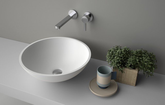 Ha bacino stondato simmetrico il lavabo da appoggio Concave di Planit. È realizzato in Corian® e misura ø 40 x H 14,4 cm. Prezzo, Iva esclusa, 378 euro. www.planit.it Ha bacino stondato simmetrico il lavabo da appoggio Concave di Planit. È realizzato in Corian® e misura ø 40 x H 14,4 cm. Prezzo, Iva esclusa, 378 euro. www.planit.it