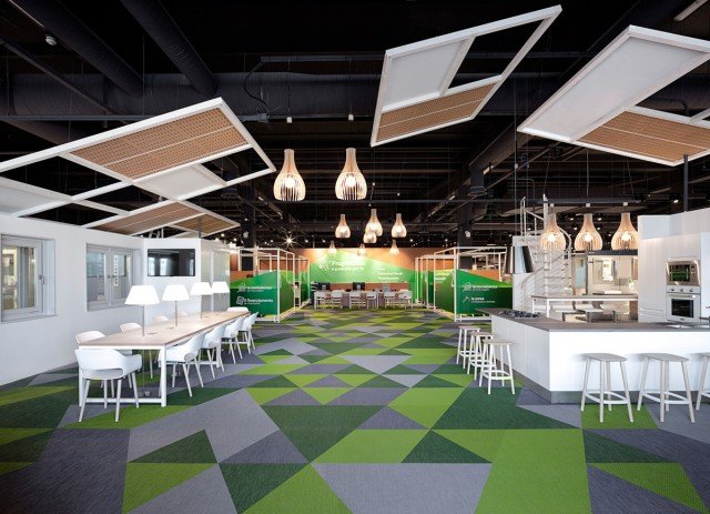 Aspetto innovativo del nuovo showroom Leroy Merlin è l’Agorà: la parte centrale multifunzionale dello spazio espositivo, che da un lato offre un’area dedicata ai servizi e alla consulenza, mentre dall’altro presenta una zona relax, progettata per accogliere il cliente, che potrà valutare il proprio progetto in un contesto rilassato, prendendosi tutto il tempo necessario per concludere le proprie scelte. Aspetto innovativo del nuovo showroom Leroy Merlin è l’Agorà: la parte centrale multifunzionale dello spazio espositivo, che da un lato offre un’area dedicata ai servizi e alla consulenza, mentre dall’altro presenta una zona relax, progettata per accogliere il cliente, che potrà valutare il proprio progetto in un contesto rilassato, prendendosi tutto il tempo necessario per concludere le proprie scelte.