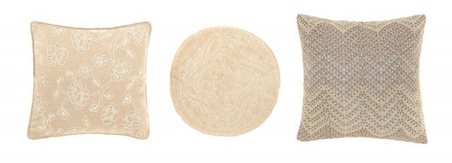 I cuscini di Coincasa sono declinati nelle calde tonalità del beige e decorati da ricami floreali e lavorazioni a rilievo che ne sottolineano il sapore country. Misurano rispettivamente L 45x P 45 cm e ø 45 cm. Prezzo 27,90 euro e 29,90 euro. www.coincasa.it I cuscini di Coincasa sono declinati nelle calde tonalità del beige e decorati da ricami floreali e lavorazioni a rilievo che ne sottolineano il sapore country. Misurano rispettivamente L 45x P 45 cm e ø 45 cm. Prezzo 27,90 euro e 29,90 euro. www.coincasa.it