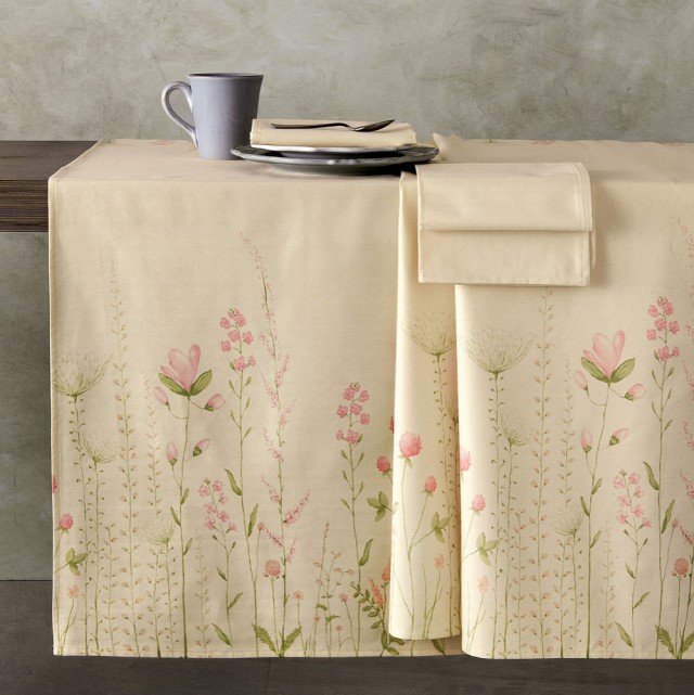La tovaglia rettangolare per sei persone Rosa Incanto di Gabel è realizzata in tessuto panama di puro cotone con stampa all-over floreale in stile country; è dotata di orlo semplice cucito, di tovaglioli coordinati grandi da 45×45 cm. Inoltre è certificata Oeko-tex che garantisce l’assenza di sostanze nocive per la salute. Misura L 180 x P 150 cm. Prezzo 29 euro. www.gabelgroup.it La tovaglia rettangolare per sei persone Rosa Incanto di Gabel è realizzata in tessuto panama di puro cotone con stampa all-over floreale in stile country; è dotata di orlo semplice cucito, di tovaglioli coordinati grandi da 45×45 cm. Inoltre è certificata Oeko-tex che garantisce l’assenza di sostanze nocive per la salute. Misura L 180 x P 150 cm. Prezzo 29 euro. www.gabelgroup.it